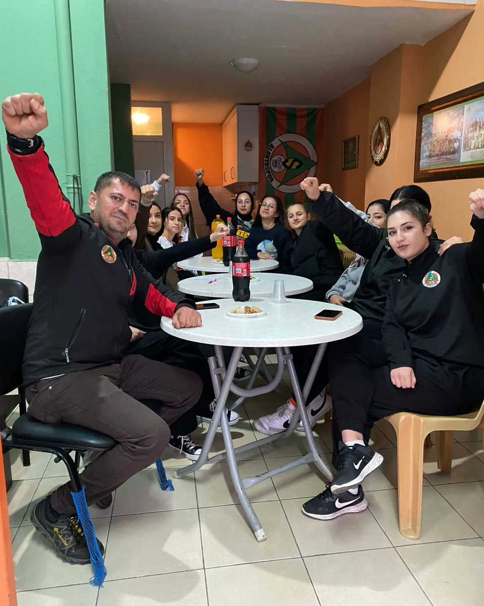 19.12.2022' tarihin de  Dişi Şimşekler taraftar oluşumumuz ile lokalimiz de rutin toplantımızı gerçekleştirdik. #Alanyaspor tribünlerine katkı da bulunabilmek, adına karşılıklı görüşlerimizi belirterek fikir alışverişinde bulunduk.

#Alanyasporşimşekler #Alanyadişişimşekler