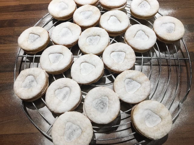 LotteVom's tweet photo. Mein #Mann ist mit seinen #Guetzli auch fertig geworden. Mit dem Puderzucker hat er es etwas gut gemeint. 🤭
#Spitzbuben #ChocolateChipsCookies #backen #Weihnachten https://t.co/c0dPwsjtoE