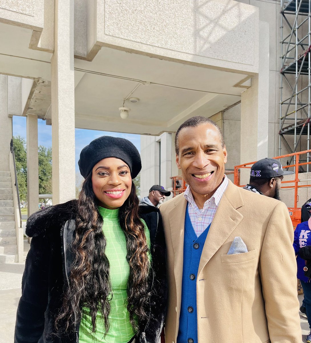 MelodicBecca's tweet photo. Wreaths Across America 🇺🇸! What a wonderful event and Thank you KHOU 11 news, Samantha and Mike for having me sing The National Anthem for our community. I love a good cause like Wreaths Across America, where we all can unite as one while remembering our veteran’s. @KHOU https://t.co/ouG7Raomiu