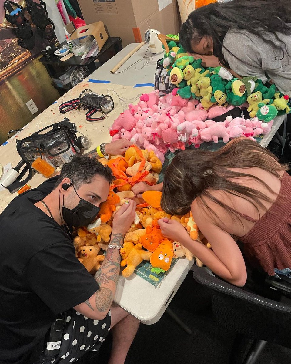 MPC705's tweet photo. RP from IG #mpc705 #costumer Monavie Tutop
What world this world was! 🎭
So much fun working in this creatively, ingenious chaos. Cheers to #maskedsingerfox S8! #GoforCostumes
#motionpicturecostumers #iatse #iatse705 #unionproud #costumedept #costumedepartment #unioncostumer https://t.co/JycoRMPvpD