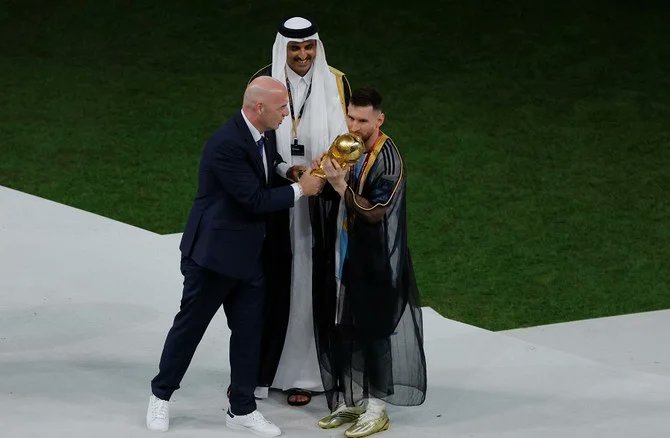 AbuDaraja's tweet photo. Alle (3) Araber:innen aus der arabischen Welt, mit denen ich gesprochen habe, fanden #bishtgate #bisht peinlich, weil es einfach ziemlich بشع aussah und aufdringliche Self-Promo war.
Aber... https://t.co/fJD8fZlCPD