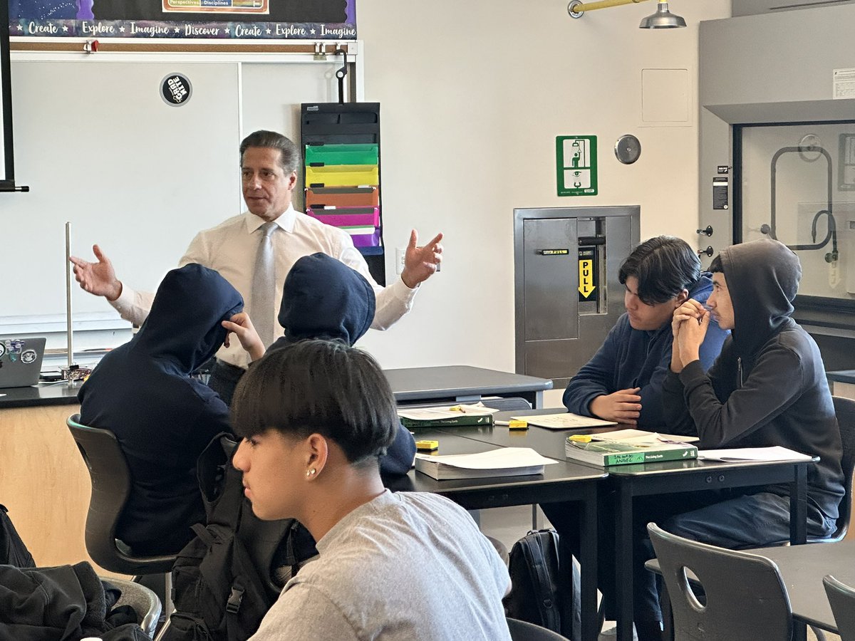 LASchoolsEast's tweet photo. Accelerated learning is in full force @MACESmagnet with @LAUSDSup teaching a #Biology lesson to 9th graders. #AccelerationDays #IBelieveInLAUSD https://t.co/l07BtbVVKH