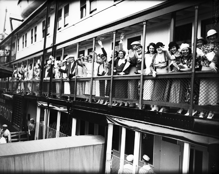 FPscript's tweet image. One Boy's Search for the American Dream and the Lifetime it Took to Achieve; Face Painters, a dual-narrative, multi-generational saga.

For your pleasure
@Bell5Valentina
#BobbyCannavale
@MarkRuffalo
@ShiriAppleby
#StanleyTucci
@TeamPiazza
@theofficialword
@allardcantor
#SamMendes