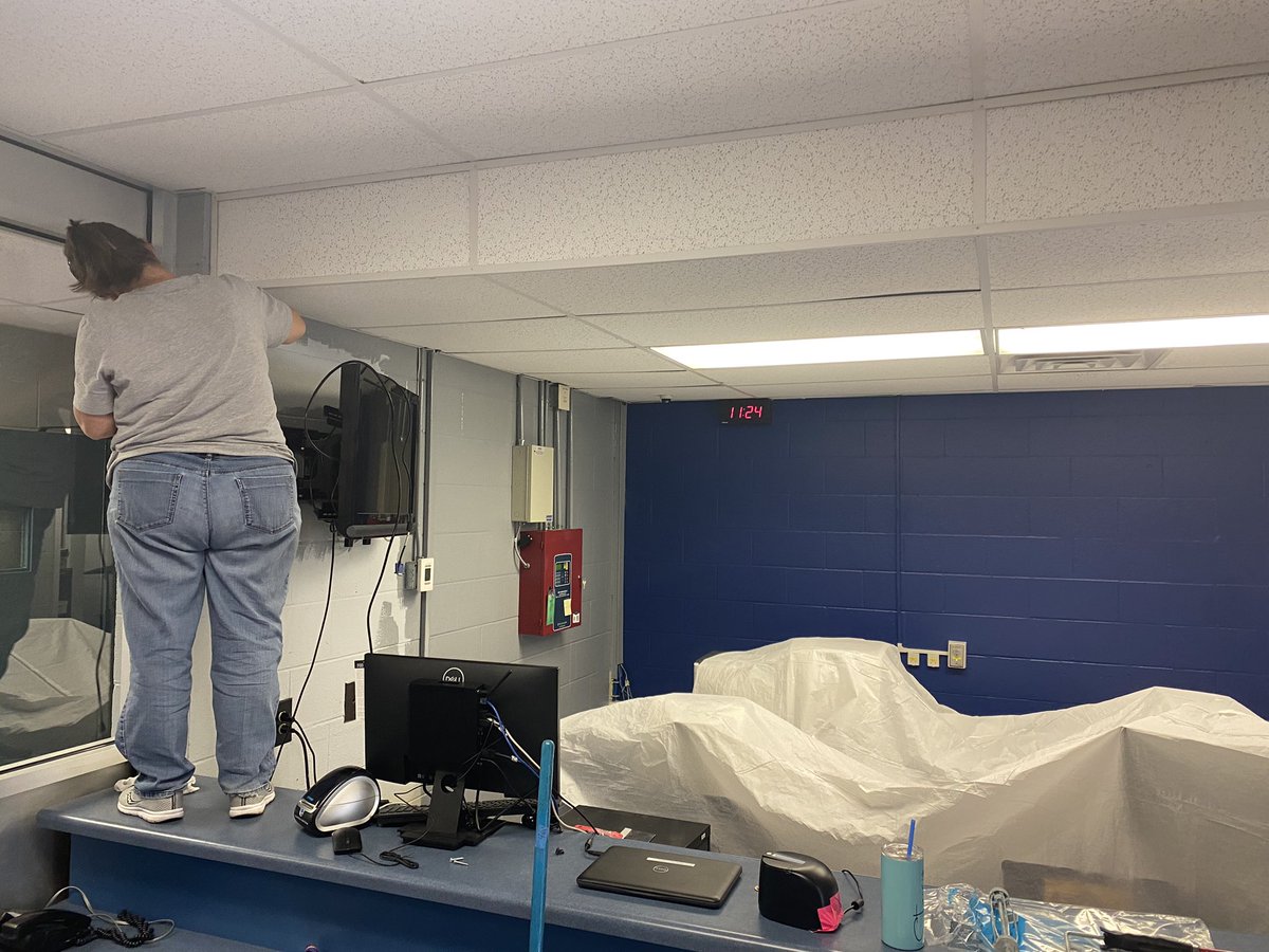 Hard at work freshening up the building during Break! 🎨🎄#huskyExcellence