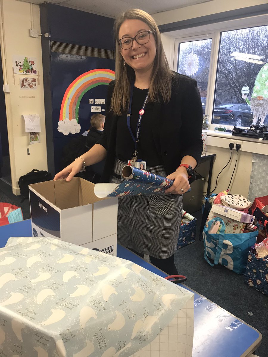 h1g's tweet photo. @LlesYGCRhondda Mrs Roberts a Mrs Griffith wrthiโn creu bocsys bwyd ar gyfer Cwtsh y Cwm aโn hymgyrch Rhoi. Diolch i Ganolfan Pentre, Co-op Glynrhedyn, Karen o Asda a Green Valley yn ogystal รขโn cymuned ysgol am eu haelioni! #hwylyrwyl #untรฎm https://t.co/nCuroh8wsa