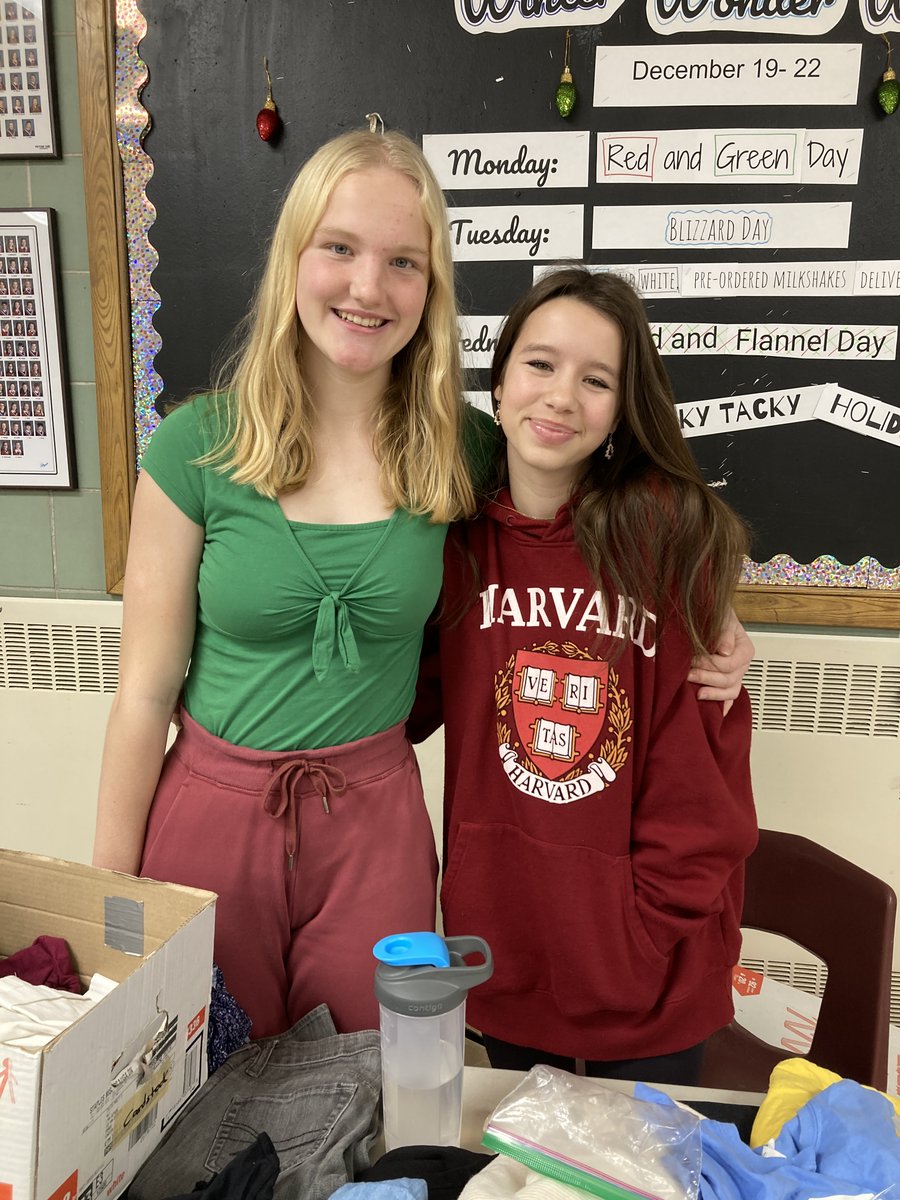 Ms_EMcCann's tweet photo. Hey #Comets!! It's finally #WinterWonderWeek!! So awesome to see loads of redโค๏ธ and green๐ in the hallways @CalvinPark_LDSB today ๐ Next up, #Blizzard Day- wear your white๐ค and blue๐!! #SchoolSpirit #CalvinStrong #YouBelong https://t.co/ttKfjihk7T