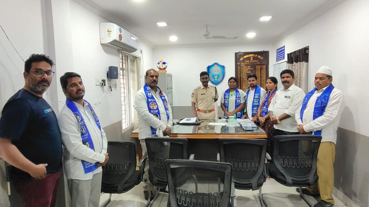 arunaqueen3's tweet photo. ఎక్కడ చూసిన #BSP దిమ్మెలు చూస్తే మిగతాపార్టీలకి వెన్నులో వొణుకు పుడుతుంది.ముషీరాబాద్ నియోజకవర్గంలో జెండా పోల్ ను కూల్చిన దుండగుల మీద చిక్కడపల్లి PS లో #ACP గారికి కంప్లైంట్ ఇవ్వడం జరిగింది.
#BSP4Telangana
#BSPWave
#BSP2.0
#ElephantThisTime
@RSPraveenSwaero @AnandAkash_BSP https://t.co/3sQeHQwdyE