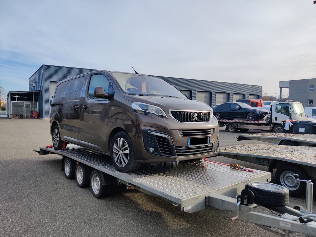 Gendarmerie's tweet photo. #BellesAffaires 🚨 Démantèlement d’une bande organisée spécialisée dans le vol de pièces automobiles lors d'une vaste opération judiciaire :
➡️ Saisie de 14.500 € 💶 et de neuf voitures de luxe.
➡️ Six individus interpellés en Moselle et dans l'Oise.
#Injecteurs #OCLDI #Nancy https://t.co/lShZZYGmdy