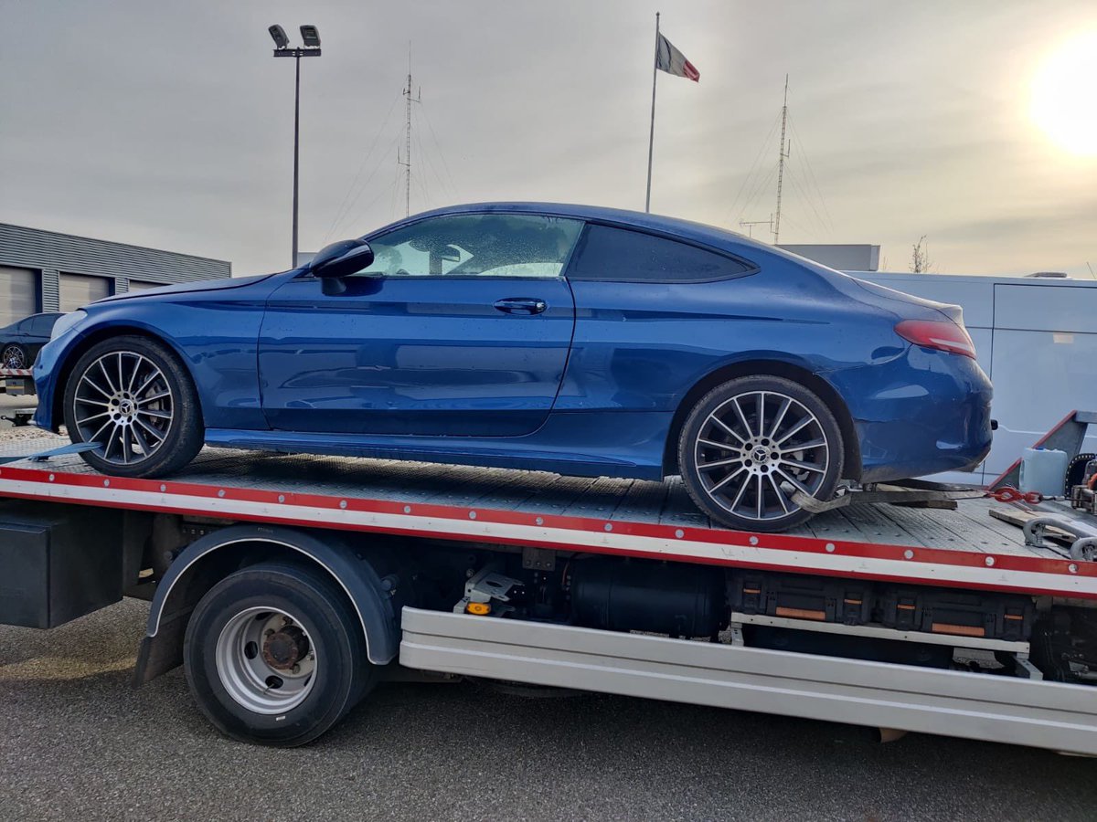 Gendarmerie's tweet photo. #BellesAffaires 🚨 Démantèlement d’une bande organisée spécialisée dans le vol de pièces automobiles lors d'une vaste opération judiciaire :
➡️ Saisie de 14.500 € 💶 et de neuf voitures de luxe.
➡️ Six individus interpellés en Moselle et dans l'Oise.
#Injecteurs #OCLDI #Nancy https://t.co/lShZZYGmdy