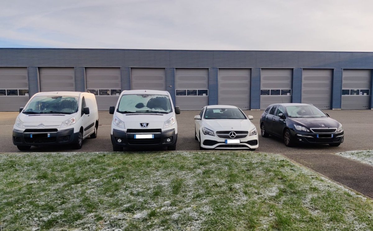Gendarmerie's tweet photo. #BellesAffaires 🚨 Démantèlement d’une bande organisée spécialisée dans le vol de pièces automobiles lors d'une vaste opération judiciaire :
➡️ Saisie de 14.500 € 💶 et de neuf voitures de luxe.
➡️ Six individus interpellés en Moselle et dans l'Oise.
#Injecteurs #OCLDI #Nancy https://t.co/lShZZYGmdy