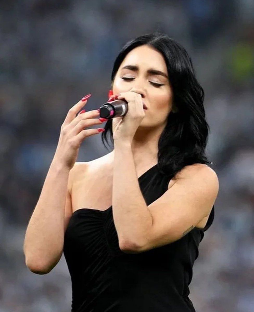 laliesposfires's tweet image. "A los míos represento a donde quiera que voy" Lali Esposito, Qatar 2022.