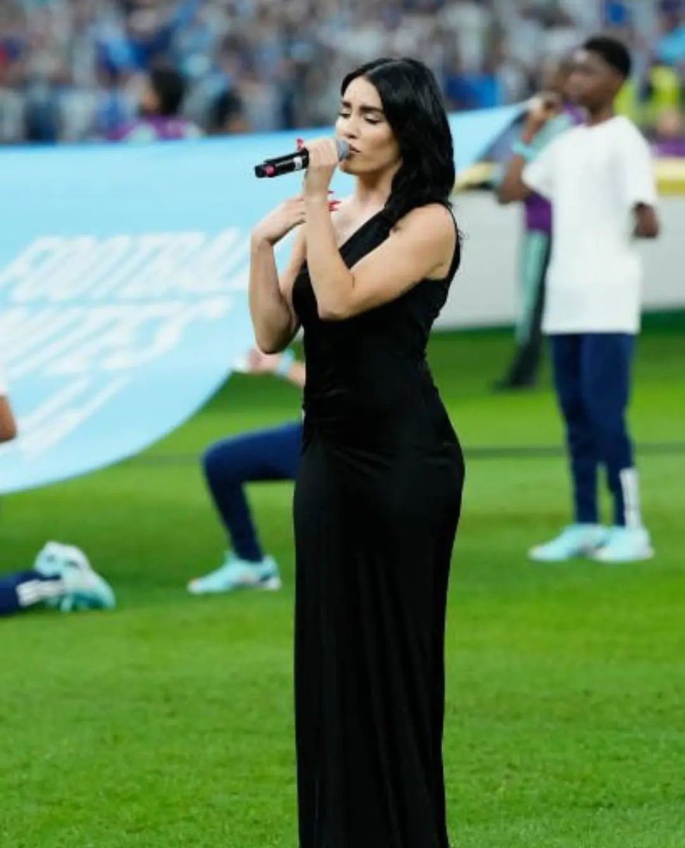 laliesposfires's tweet image. "A los míos represento a donde quiera que voy" Lali Esposito, Qatar 2022.