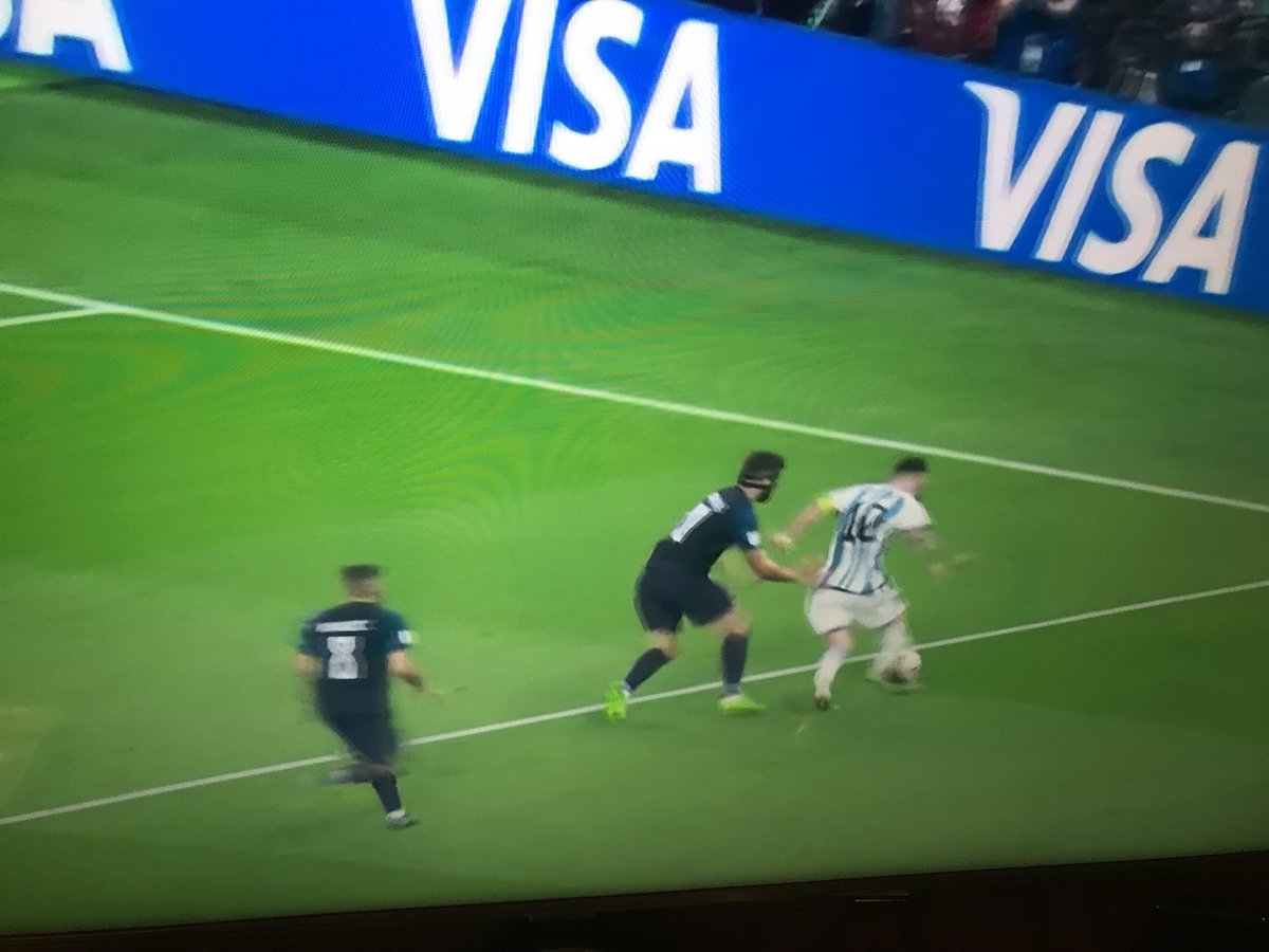 FabioMangione4's tweet photo. ��Si sta come il difensore di Messi da una finta in confusione uccellato” #MessiLeyenda #Albiceleste #Seleccion https://t.co/UlkeTyO6Yo