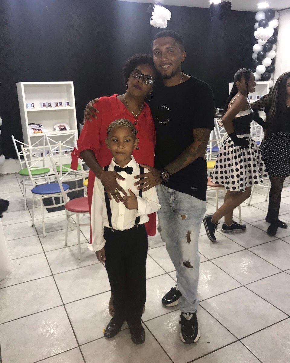 vulgoMD95's tweet photo. Primeiramente agradecer a Deus por ter dado tudo certo na 1• Formatura do Nichollas na escola e por eu conseguir acompanhar e auxiliar a Educação do meu filho, foi um momento muito especial e gratificante, orgulho demais de ser seu pai ❤️ https://t.co/SuKQXpOFZS
