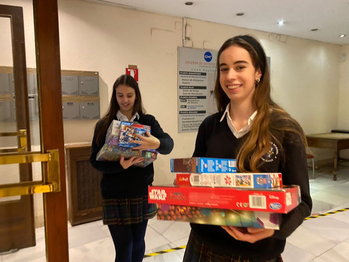 h_losfresnos's tweet photo. Los alumnos de 1º de Bachillerato han colaborado con la @SSVPE en la recogida y preparación de juguetes para entregar a más de 300 niños durante estas navidades. ¡Gran trabajo! 
#ParticipaciónSocial  
#RecogidadeJuguetes https://t.co/9JbWKQqQ6U