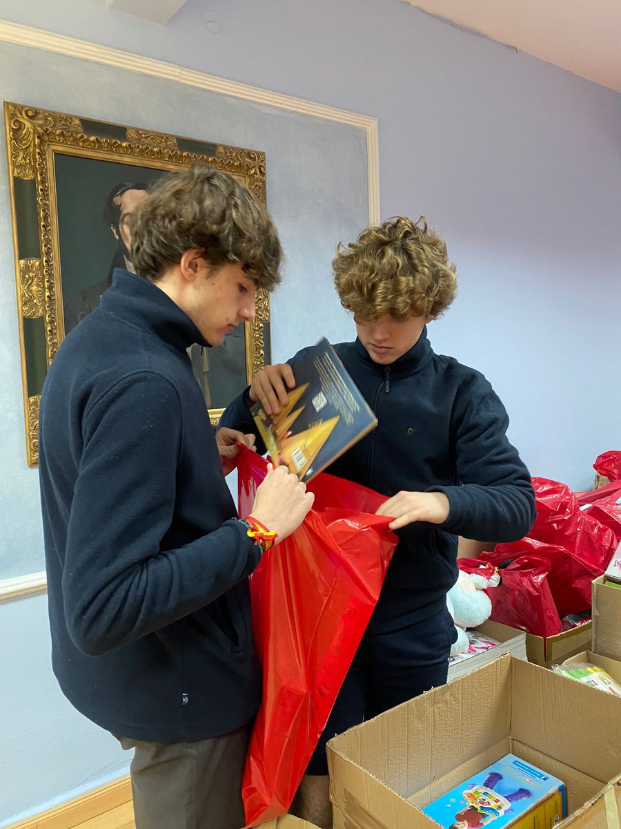 h_losfresnos's tweet photo. Los alumnos de 1º de Bachillerato han colaborado con la @SSVPE en la recogida y preparación de juguetes para entregar a más de 300 niños durante estas navidades. ¡Gran trabajo! 
#ParticipaciónSocial  
#RecogidadeJuguetes https://t.co/9JbWKQqQ6U