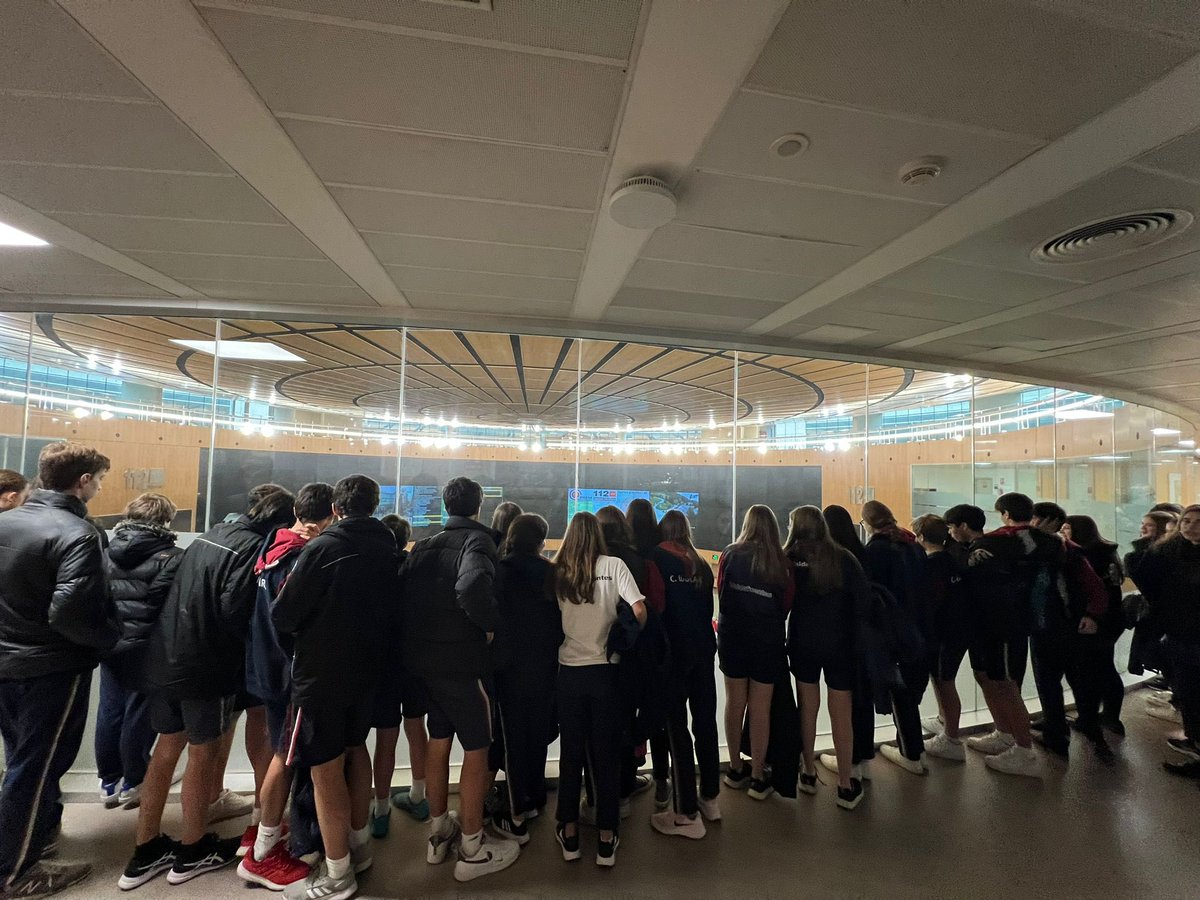 112cmadrid's tweet image. 🙌🏻 ¡ Seguimos con ➕ #Visitas112!

👉🏻 Hoy han visitado el Centro de Emergencias #Madrid112:

➡︎ Alumnos del certificado profesional y #TES de @cesurformacion.
➡︎ El @CValdefuentes en #Madrid, estudiantes de 3° de ESO.

😉 Gracias por vuestra energía.

#ASEM112