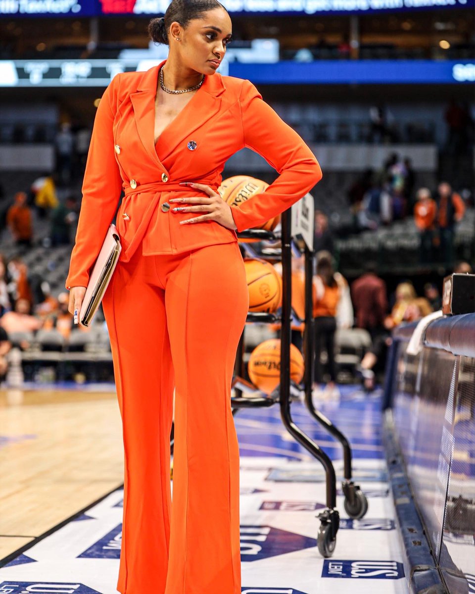 espnW's tweet photo. Reminder: Coach Carter doesn't miss 😍 

📸 @Sydney_Rene | @TexasWBB https://t.co/vPGTzbpyq5