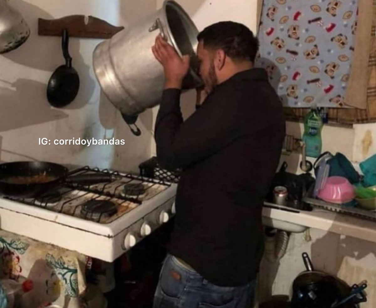 Mi suegrita el 24: come con confianza mijo.

Yo con el pozole en la cocina.