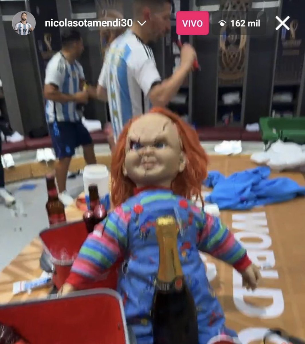 notpaulas's tweet photo. hablemos de la scaloneta salvando la salud mental de todo el país volviéndose iconos y referentes del humor argento 

anda a buscarte otra selección en el mundo que te regale una sitcom mientras te gana un mundial te espero https://t.co/2jJUUPPVht