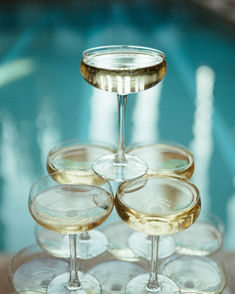 JdnPaper's tweet photo. ¡Champagne, lo mejor para brindar estas fiestas y por supuesto en tu boda!
--
Champagne, the best option for toasting these christmas and in your wedding day of course!

📋 @bettertogetherweddings_spain
📷 @theivoryroses 
🏰 @la_baronia

#jdnpaper #jdnpaperloves #paperlove https://t.co/xuVD1TGis7