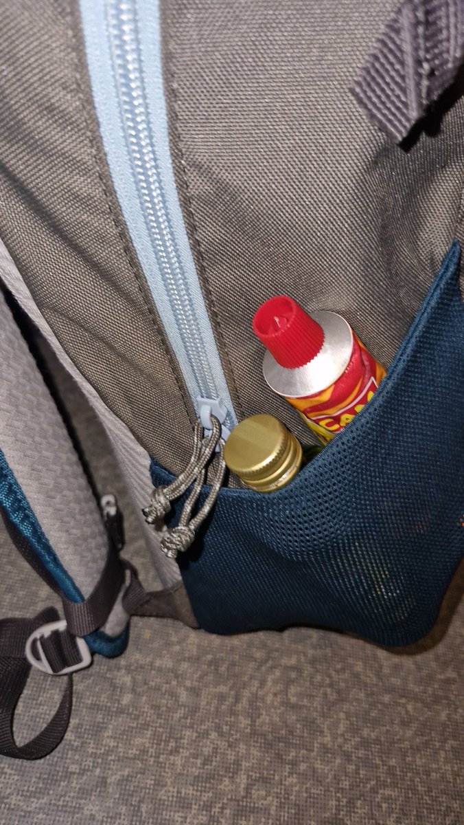 _letraqueur_'s tweet image. Je dois aller en Allemagne. 
Dans mon sac à dos, les deux premières choses que j'ai mis sont :
- Harissa
- Huile d'olive de Tunisie 🇹🇳

Ne cherchez pas a comprendre, c'est juste rassurant d'avoir ces deux choses.