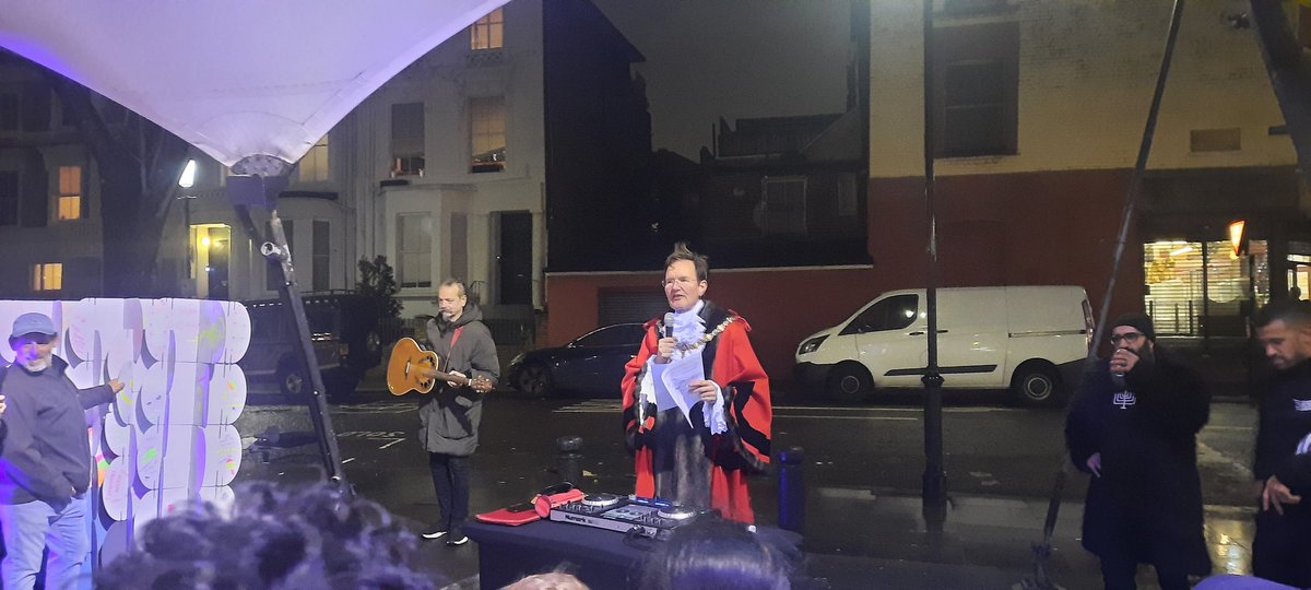 RWeedenSanz's tweet photo. Chanukah Sameach! Good to join @RBKCMayor and Cllr Dori Schmetterling in the lighting of the second candle in Portobello Green tonight. Thank you Chabad Notting Hill and @NottingHillRabb for organising a joyful evening with lots of latkes and donughts! #HappyHanukkah 🕎 https://t.co/y6zXnIrrg9
