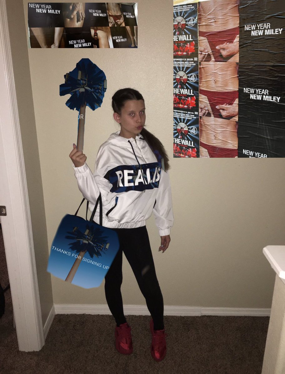 themileypost's tweet photo. NEW YEAR NEW MILEY COMING SOON https://t.co/b6ecAFWZCA