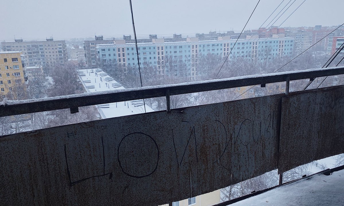 doctorbataev's tweet photo. Эстетика работы участковым терапевтом в регионе.
Старые дома, лифты с прожженными кнопками, пожилые пациенты, советский интерьер, бедность.
«Жаль, что у меня не ковид, так хотя бы лекарства бесплатно выдали, а то пенсия 12 тысяч» –  реакция пациентки на результат экспресс теста. https://t.co/3WeDG7QPdX