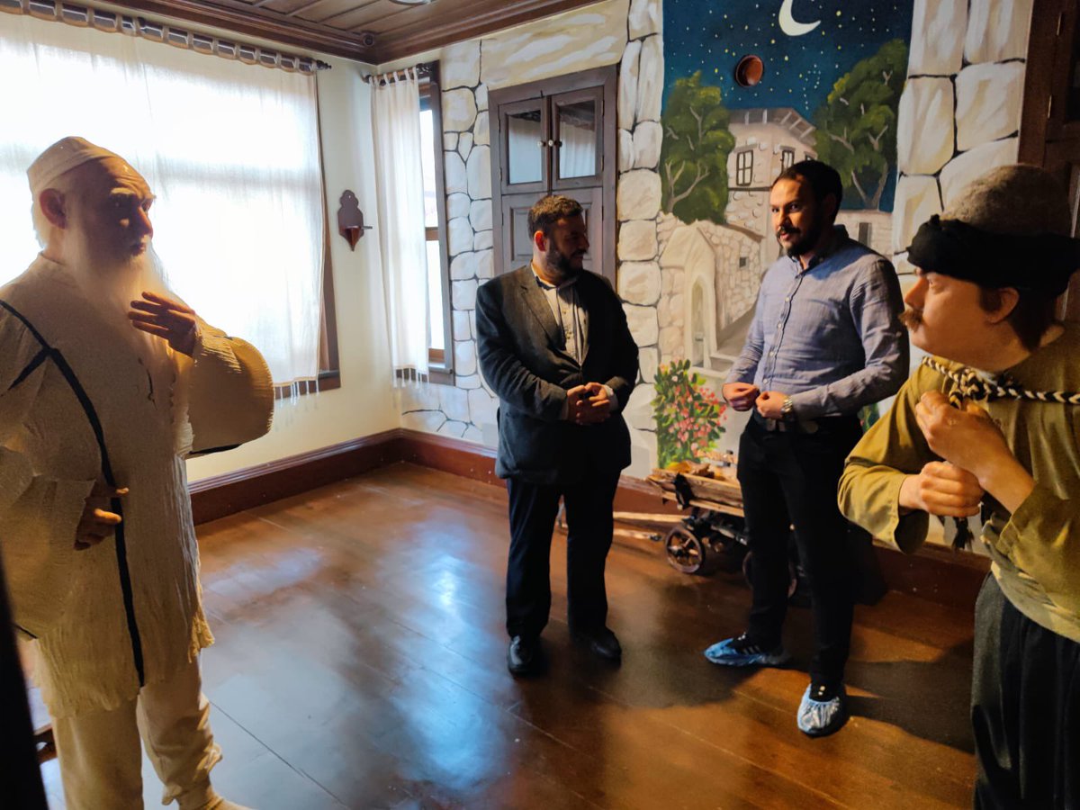 Akşehirde dönemin kültürünü ve Nasreddin Hocamızın toplum ilişkilerini günümüze gerçekçi bir dille yansıtan Nasreddin Hocamızın Evini ziyaret ederek zamanda yolculuk yaptık. Temsil değeri yüksek bu eseri inşa eden Akşehir Belediye Başkanımız Sn. <a href="/AkkayaSalih/">Dr.Salih Akkaya</a>’ya teşekkür ederiz.