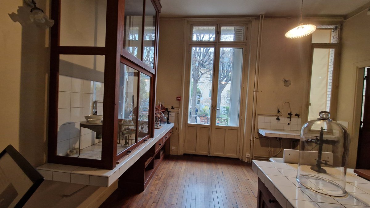 _letraqueur_'s tweet image. Ici, son laboratoire !