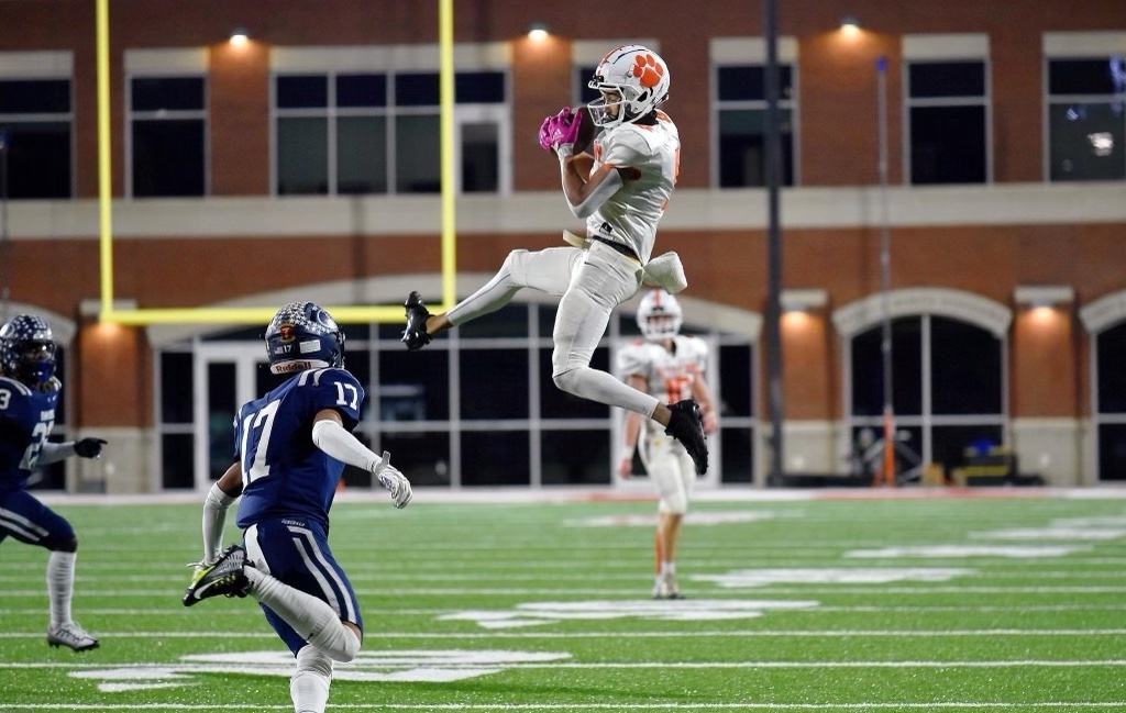 TapscottJordan's tweet photo. Great season! Can't believe its over @KettleRunFB. 
#rollcougs #BeUnrivaled @ProcessExposure @CoachP_eterson 

Senior season stats 15 games:
98recs 1774yds 19tds (#1 in VA, #6 in Nation)
1 passing td
4ints 2pbu 1ff 1fr(td)
25tkls https://t.co/uJqAh3PY75