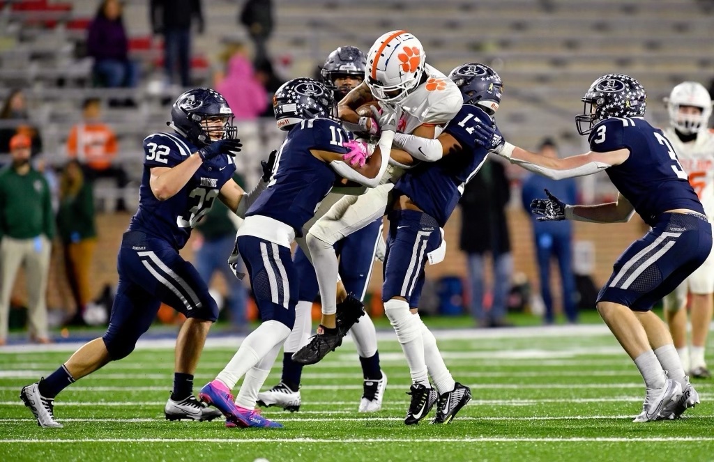 TapscottJordan's tweet photo. Great season! Can't believe its over @KettleRunFB. 
#rollcougs #BeUnrivaled @ProcessExposure @CoachP_eterson 

Senior season stats 15 games:
98recs 1774yds 19tds (#1 in VA, #6 in Nation)
1 passing td
4ints 2pbu 1ff 1fr(td)
25tkls https://t.co/uJqAh3PY75