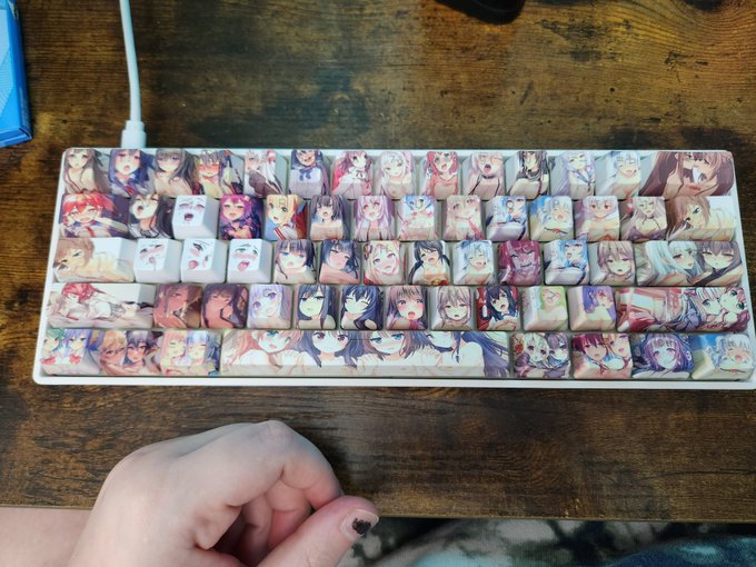 Beb got me a new keyboard, and keycaps 🥰🥰 https://t.co/7w6SsDv0Hi