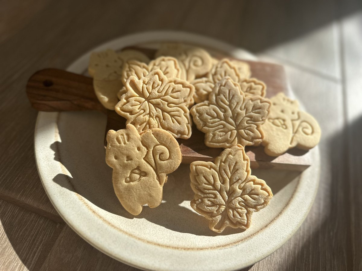 CookieTiam's tweet photo. Little autumnal tea biscuits <3

- 

#cookietiam #cutecookies #cutoutcookies #autumncookies #disabledbaker #queerbaker #autisticbaker https://t.co/cW4ZJRmkds
