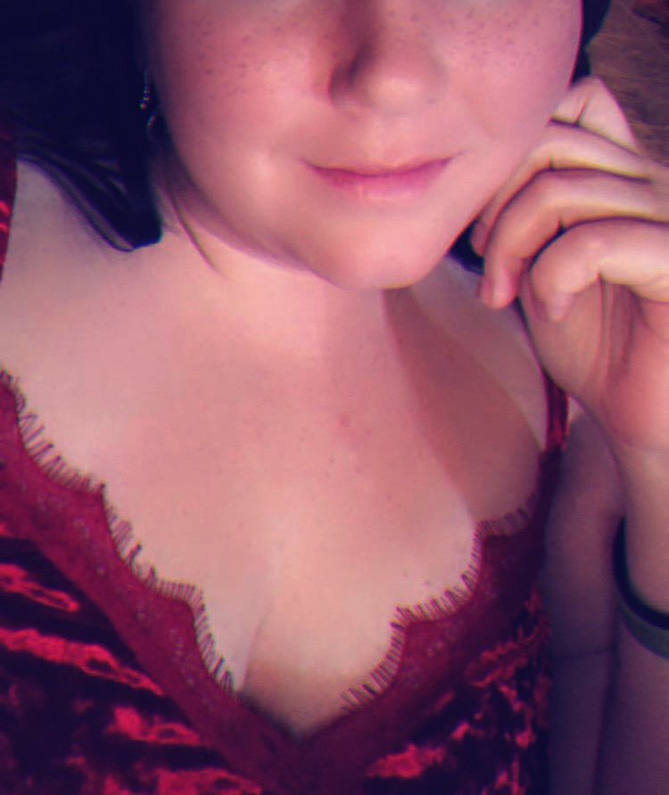 Demoniccc98's tweet photo. Wouldn’t it be so nice to spoil me?? The answer is yes….. yes it would be 💚                                                #femdom #findom #paypiggieswanted #cashcowwanted #paypig #humanatm #loserwanted #cashcow #financialdomination https://t.co/ZGIq2fyY0P