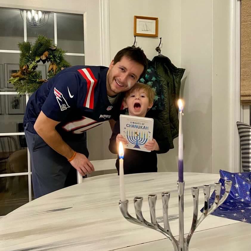 Gettysburg Men’s 🏀 head coach B.J. Dunne celebrating the 1st night of Hanukkah with his son. 🕎

#JCA | #CoachesLightCandles | #HappyHanukkah