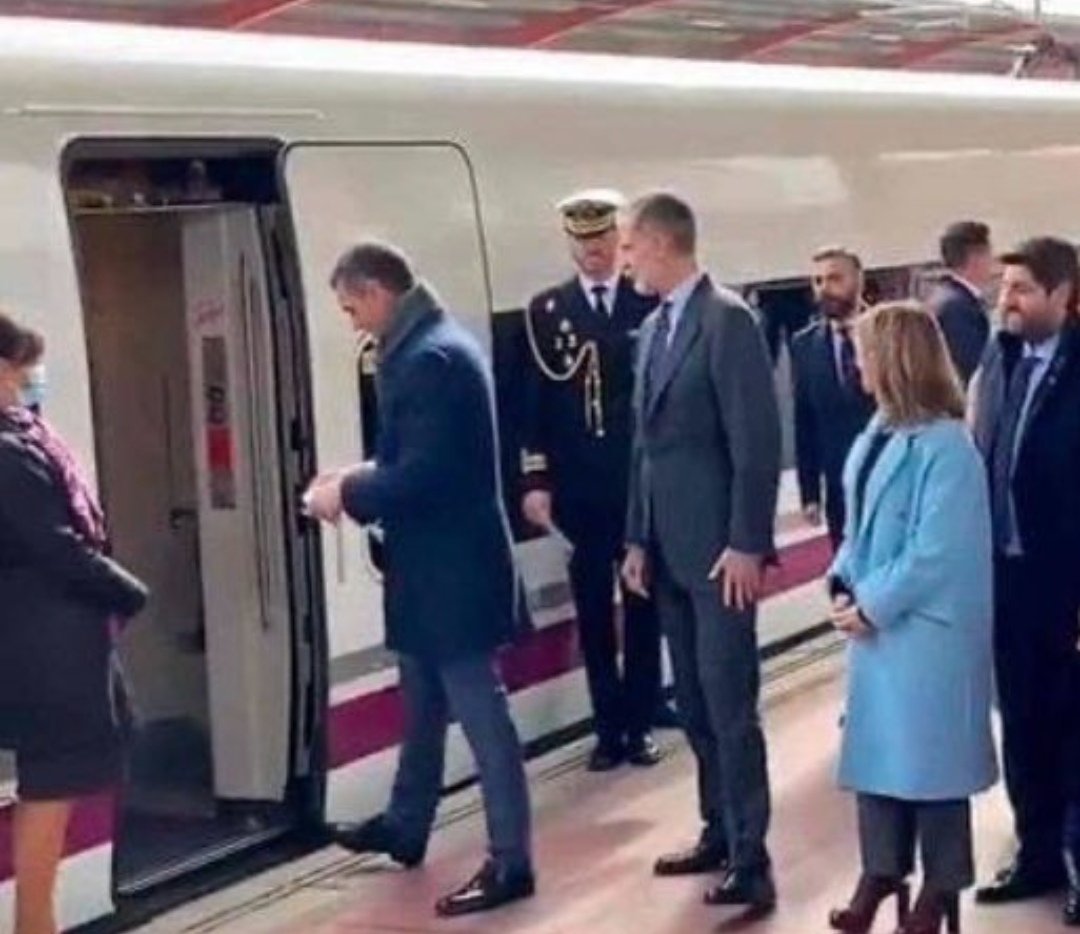 El burro delante para que no se espante.
(Refranero español)