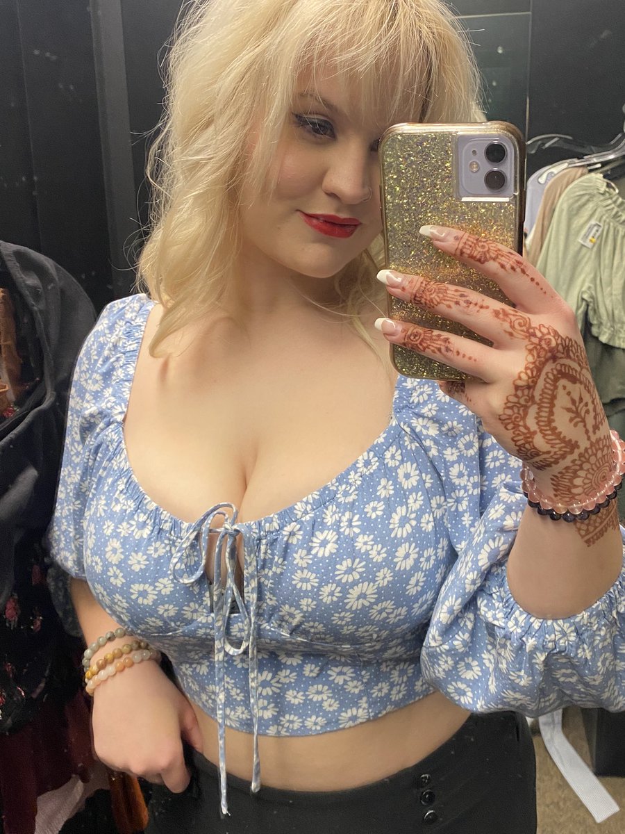 ItsMadamKay's tweet photo. Trying on new outfits ☺️ https://t.co/YmXntShpzM