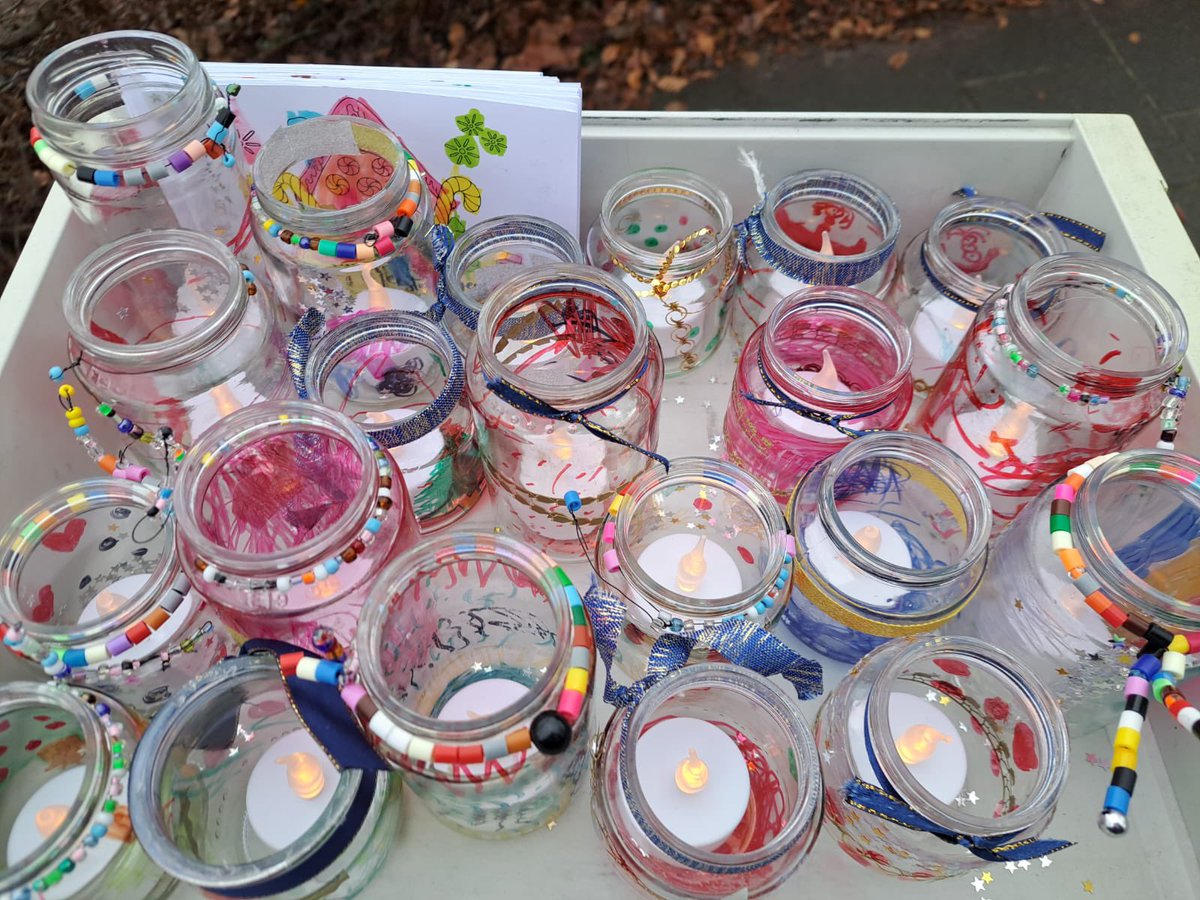 Vanmiddag hebben de kinderen van groep 1-2 een bezoekje gebracht aan onze buren <a href="/Laverhof/">Laverhof</a> om de bewoners daar fijne feestdagen te wensen, een kerstliedje te zingen en zelfgemaakte waxinelichtjes te brengen 🎄! #verbinding