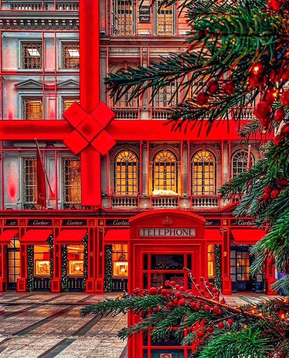 “Christmas time in London” #Cartier #BondStreet #London #UK ⁦<a href="/Cartier/">Cartier</a>⁩ ⁦<a href="/TravelersLondon/">London Explore 🇬🇧</a>⁩ ⁦<a href="/visitlondon/">Visit London</a>⁩ ⁦<a href="/londonpopbox/">Londonpop</a>⁩ 🇬🇧 #Christmas2022 #festiveseason #decorations #iconic #architecture #beautiful #city #photography by 📸: constantinamoi | IG 🎁🤩❤️