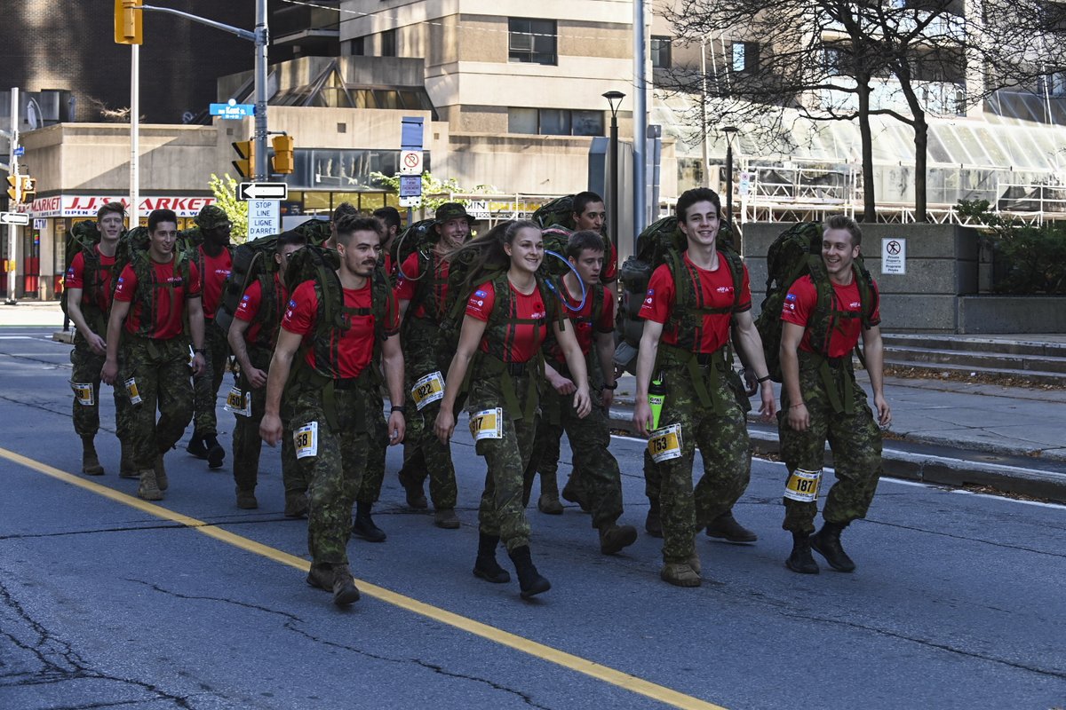 CanadaArmyRun's tweet photo. #DYK this year, we had over 6,200 participants directly connected to the military? That includes over 1,900 currently serving members, 1,964 spouses and partners, 1,220 military family members and 900 veterans. They are the reason we do what we do! https://t.co/2NlbXx6Hrl
