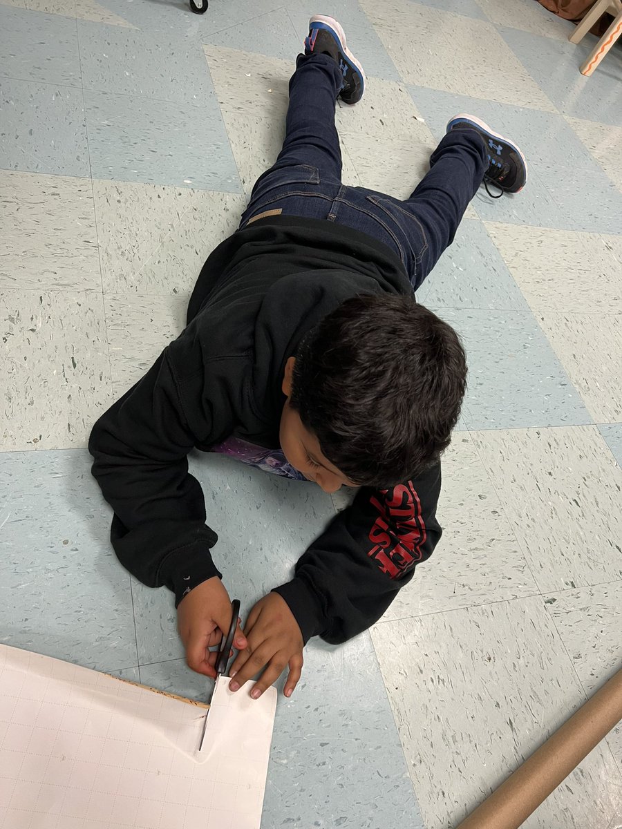 teacher_me9's tweet photo. Finding the perimeter of different things in the classroom with squares of gift wrapping paper.  @FieldsFalcons @Promethean @McAllenISD #FieldsInspires #ChristmasMath🎄🎅❤️ https://t.co/D3qS5Zoz69