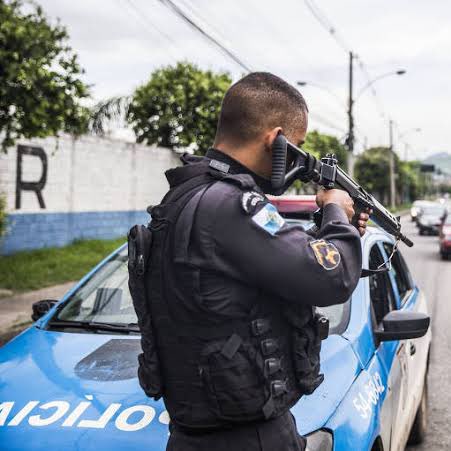 choquei's tweet photo. 🚨BRASIL: PM do Rio de Janeiro vai usar armamentos não letais para patrulhamento a partir de 2023. https://t.co/MgTX06eNRC