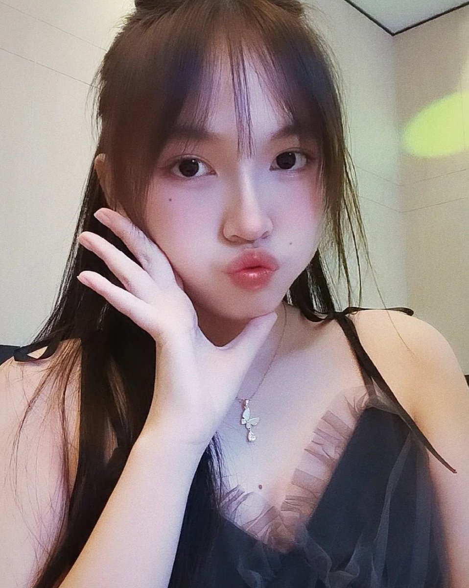 拜托拜托  软秒男勿扰  建议你先去把几个妹子给自己宝贝练练耐久度呀  ( ͡°ᴥ ͡°|||)   一下子就没了
不满足
  还有哥哥约吗
#射屏返圖 #射屏 #母狗 #骚逼