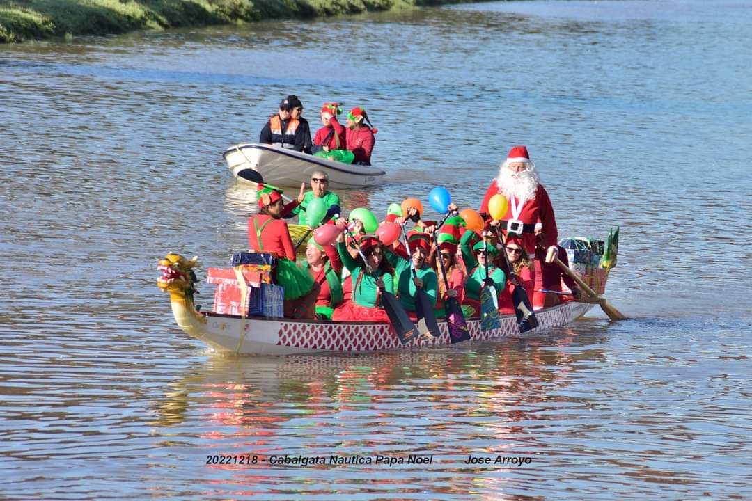 2011CDPCHICLANA's tweet photo. Papá y Mamá Noel llegan en Dragón Boat a Chiclana. https://t.co/IabwyVY4gI