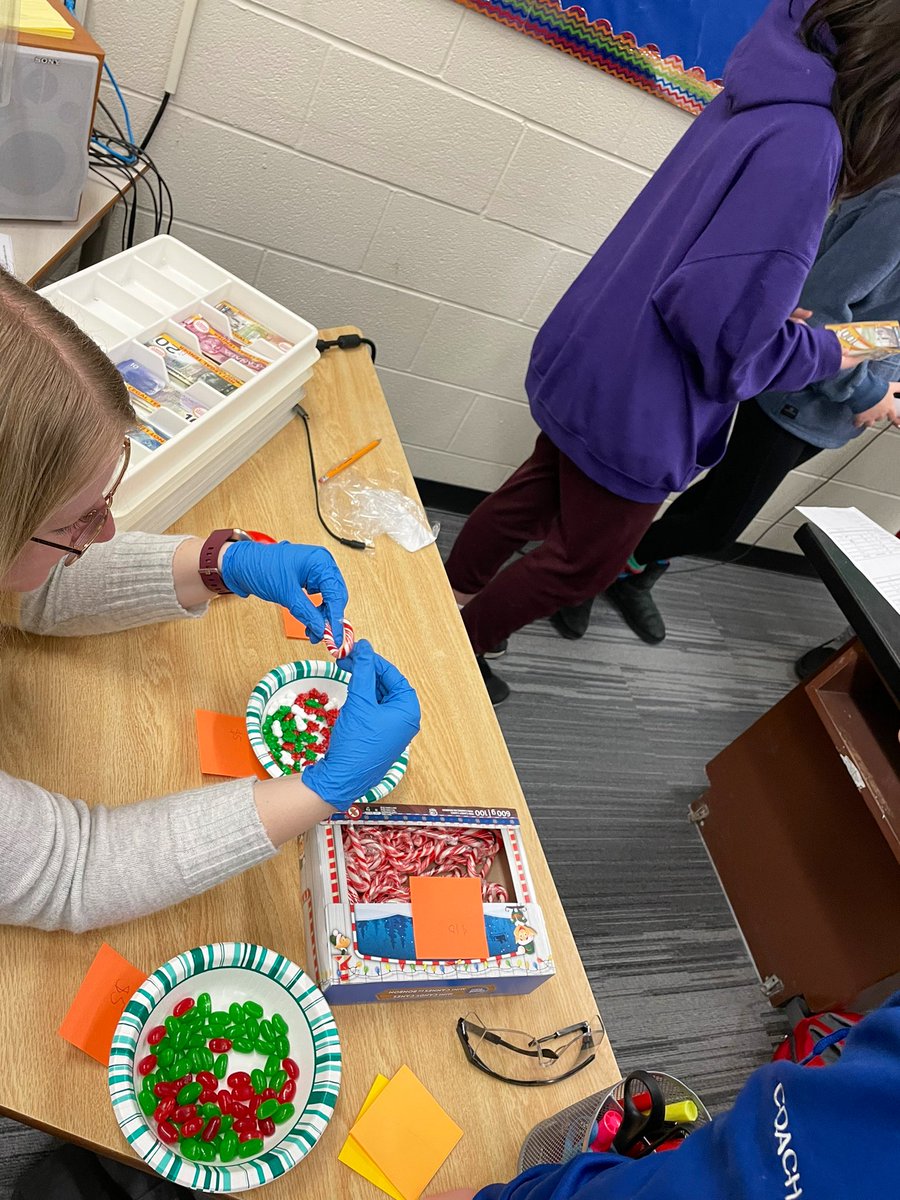 Some holiday festivities <a href="/STEM_Saunders/">STEMatSaunders</a> combining financial literacy and tech design! Students budgeted $$$ to buy materials to build the most aesthetic gingerbread house with the greatest square footage ❄️🎁🎄#STEMeducation