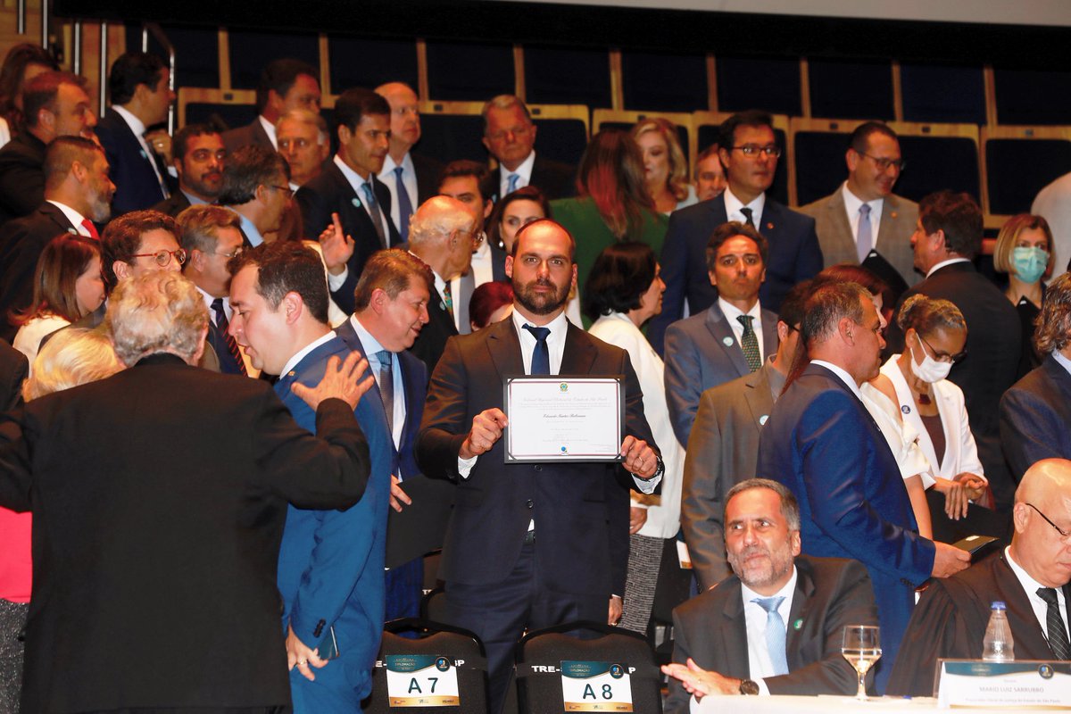 Diplomado hoje, mas sem motivos para sorrir. O STF legisla e executa orçamento. Qual futuro nos espera?

O atual cenário lembra muito a Venezuela de 2017, quando a suprema corte pegou para si os poderes do legislativo.