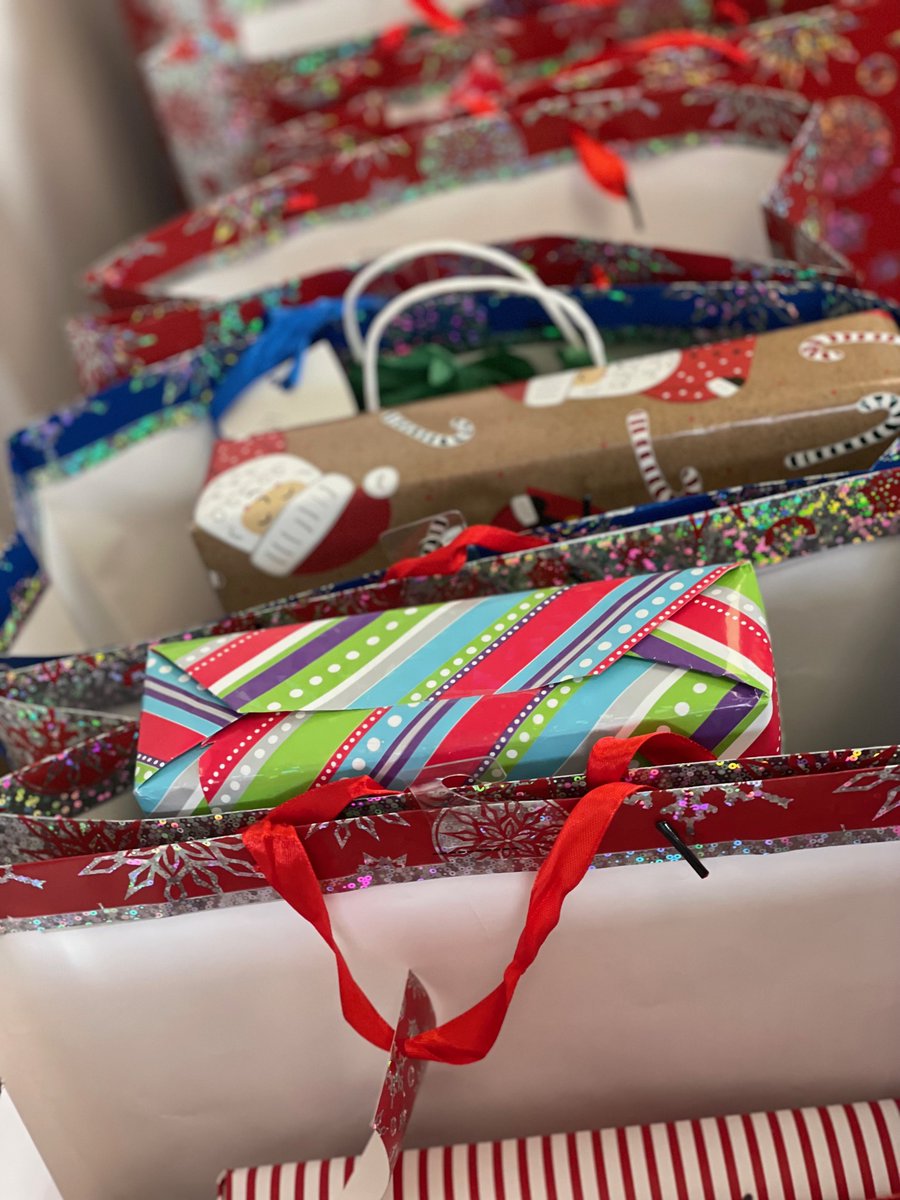 'Tis the season of giving at Ardmore! ardmore.d45.org/news/ardmore-g…