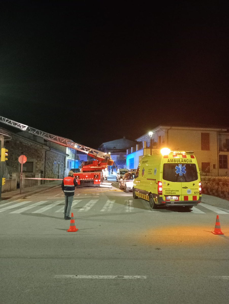 AVPC_LPH's tweet image. Realitzem atenció i suport a @bomberscat per incendi de xemeneia. No hi ha hagut ferits.